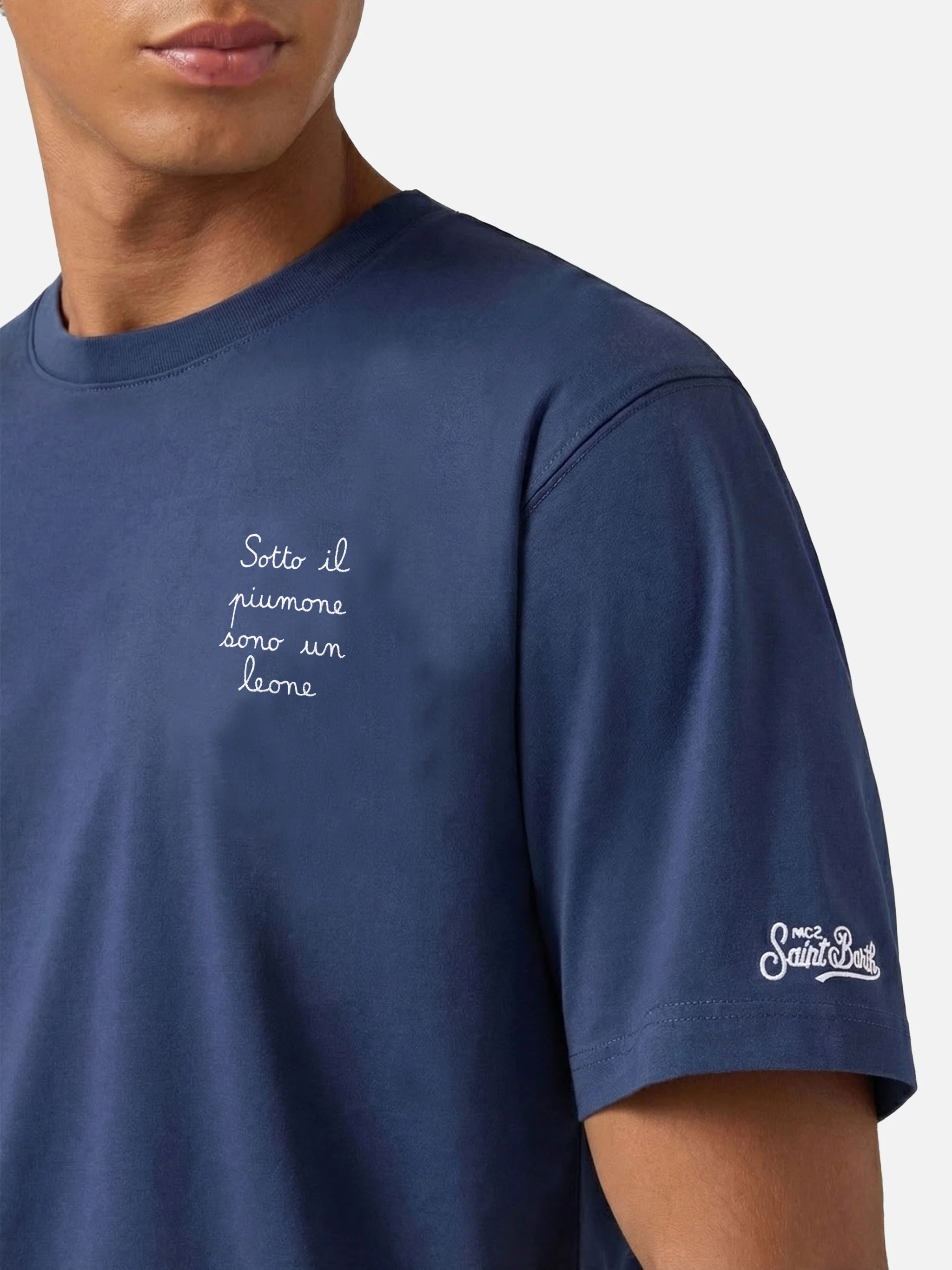 Arnott cotton T-shirt in blue with Sotto il Piumone sono un Leone embroidery - Image 2