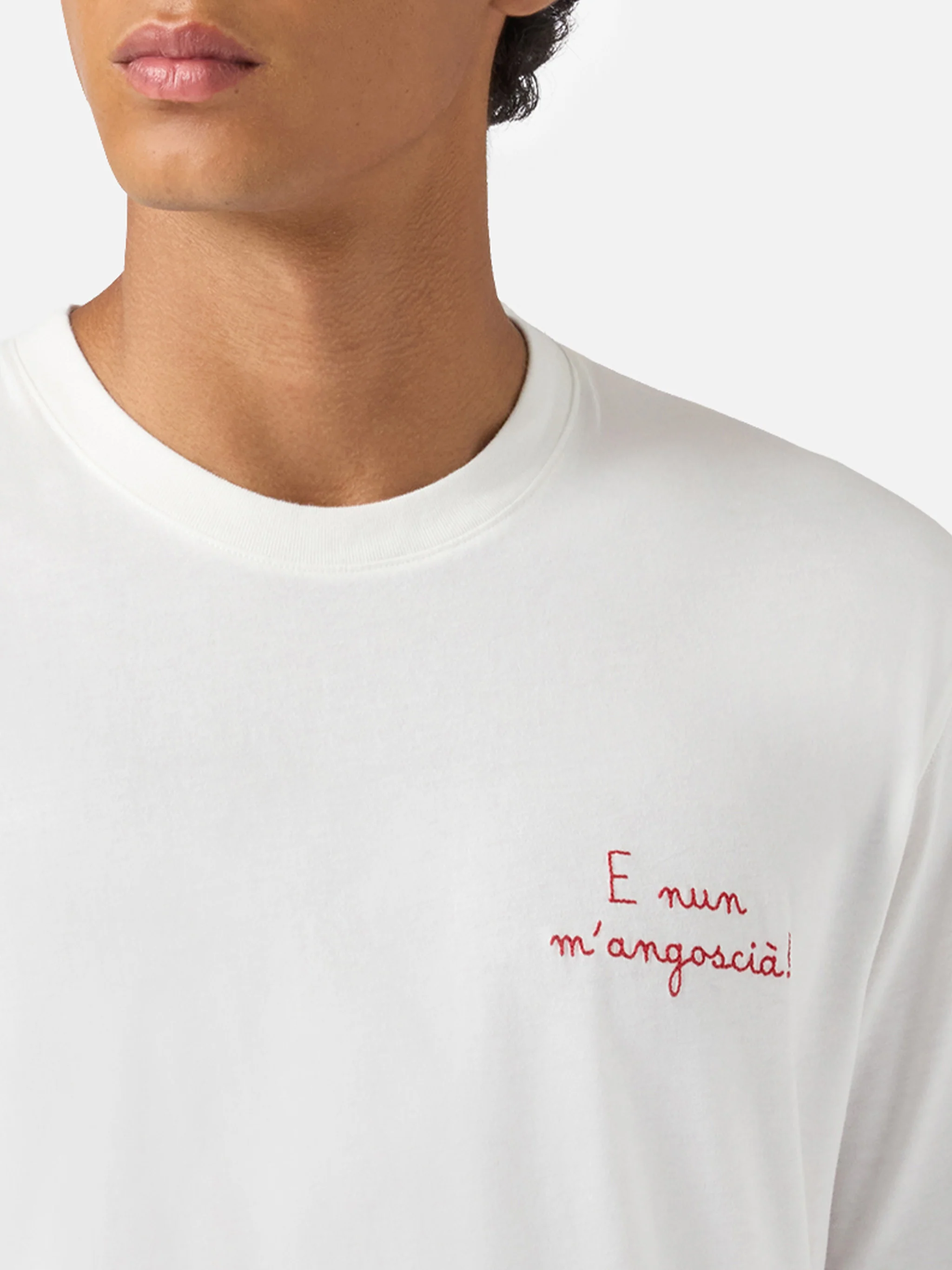 Arnott Warm winter cotton T-shirt in white with E nun m’angoscià embroidery | VACANZE DI NATALE SPECIAL EDITION - Image 2