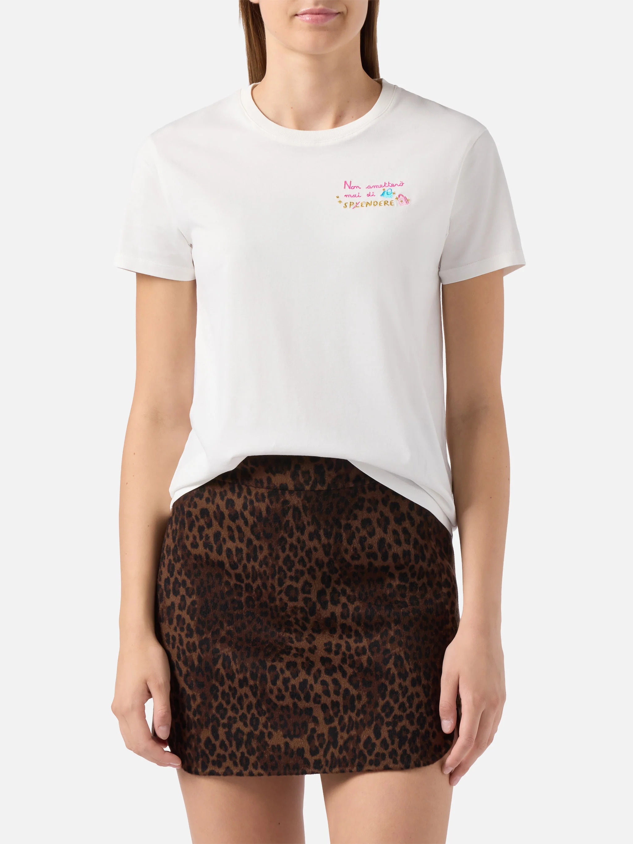 Emilie organic cotton T-shirt in white with Non smetterò mai di Sp(l)endere embroidery - Image 2
