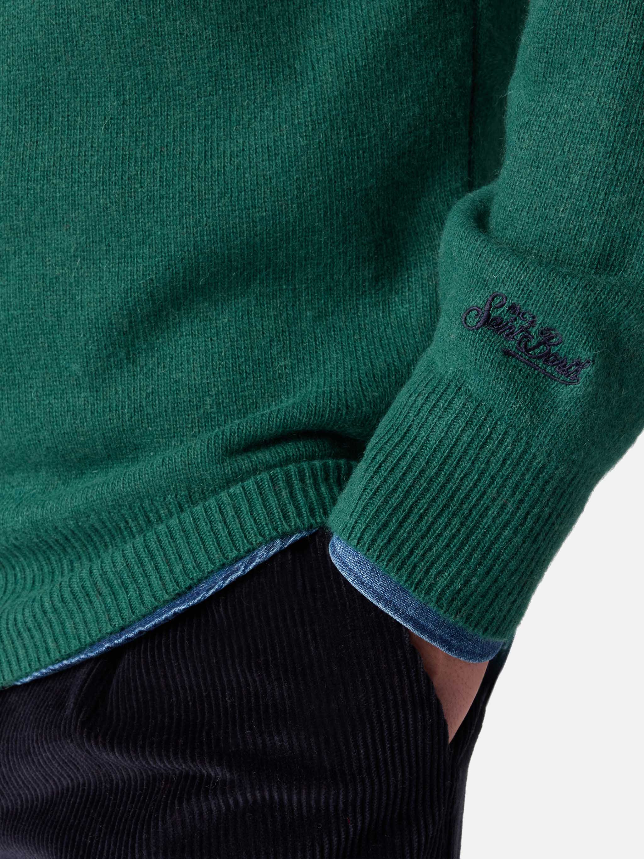 Green sweater Heron with Non sarà un'avventura embroidery - Image 4