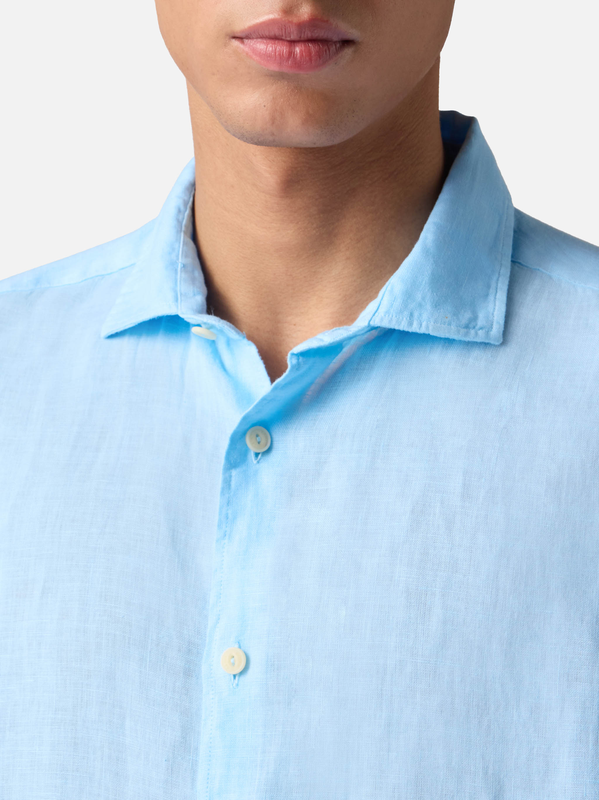 Pamplona linen shirt in light blue - Image 2