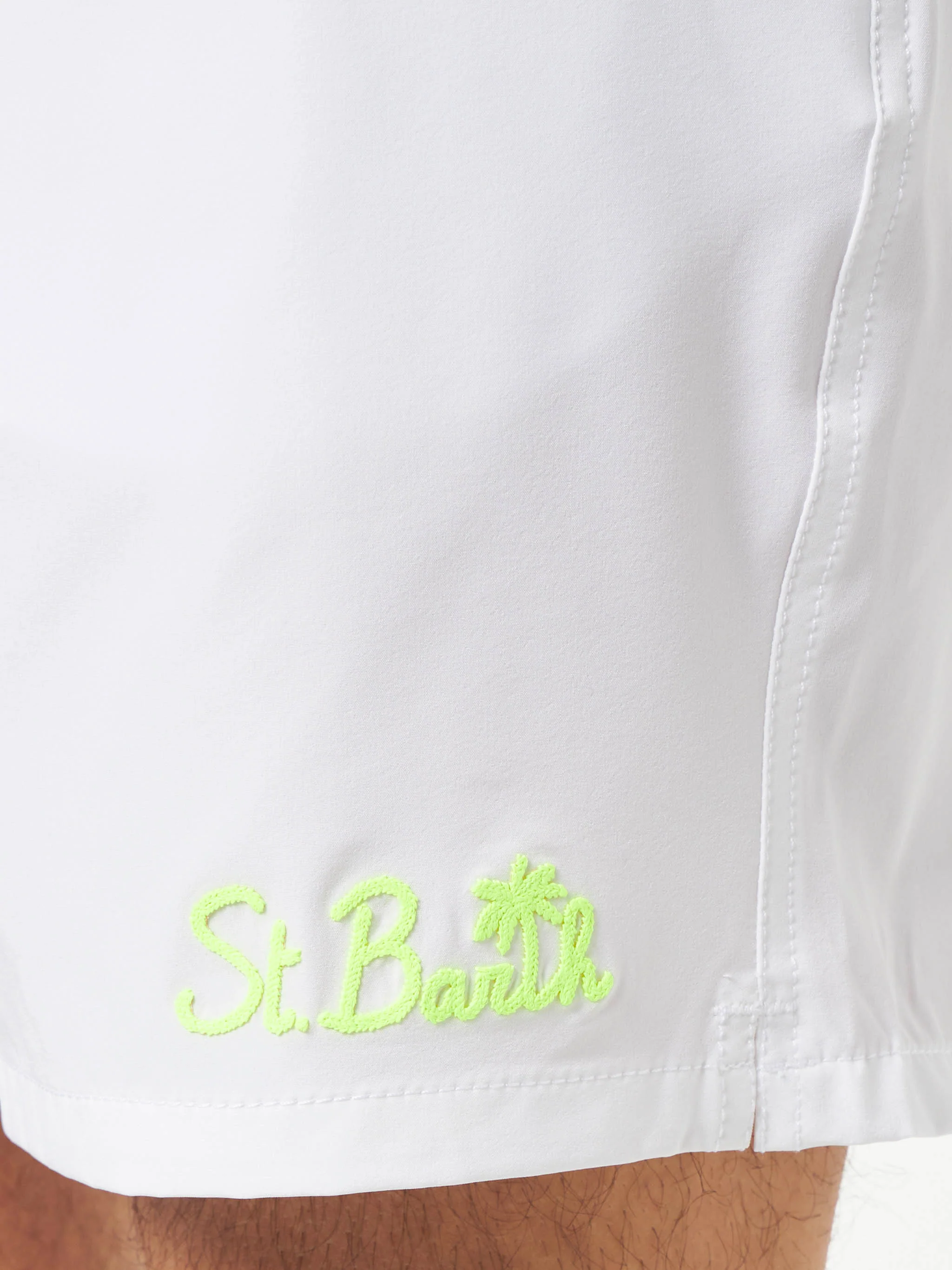 Comfort white swim shorts with contrast logo - Image 5