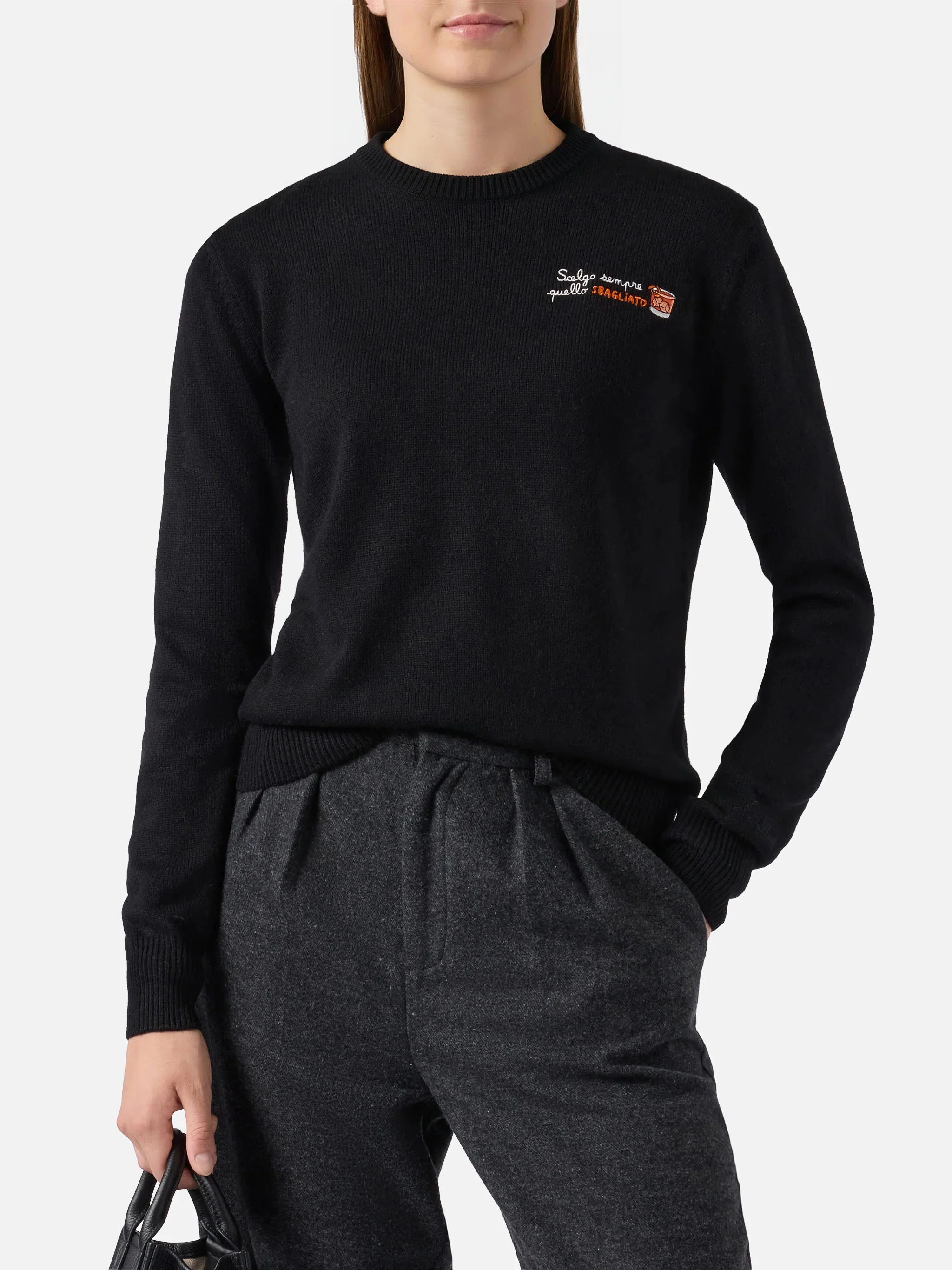 New Queen cashmere-blend sweater in black with Scelgo sempre quello sbagliato embroidery - Image 2
