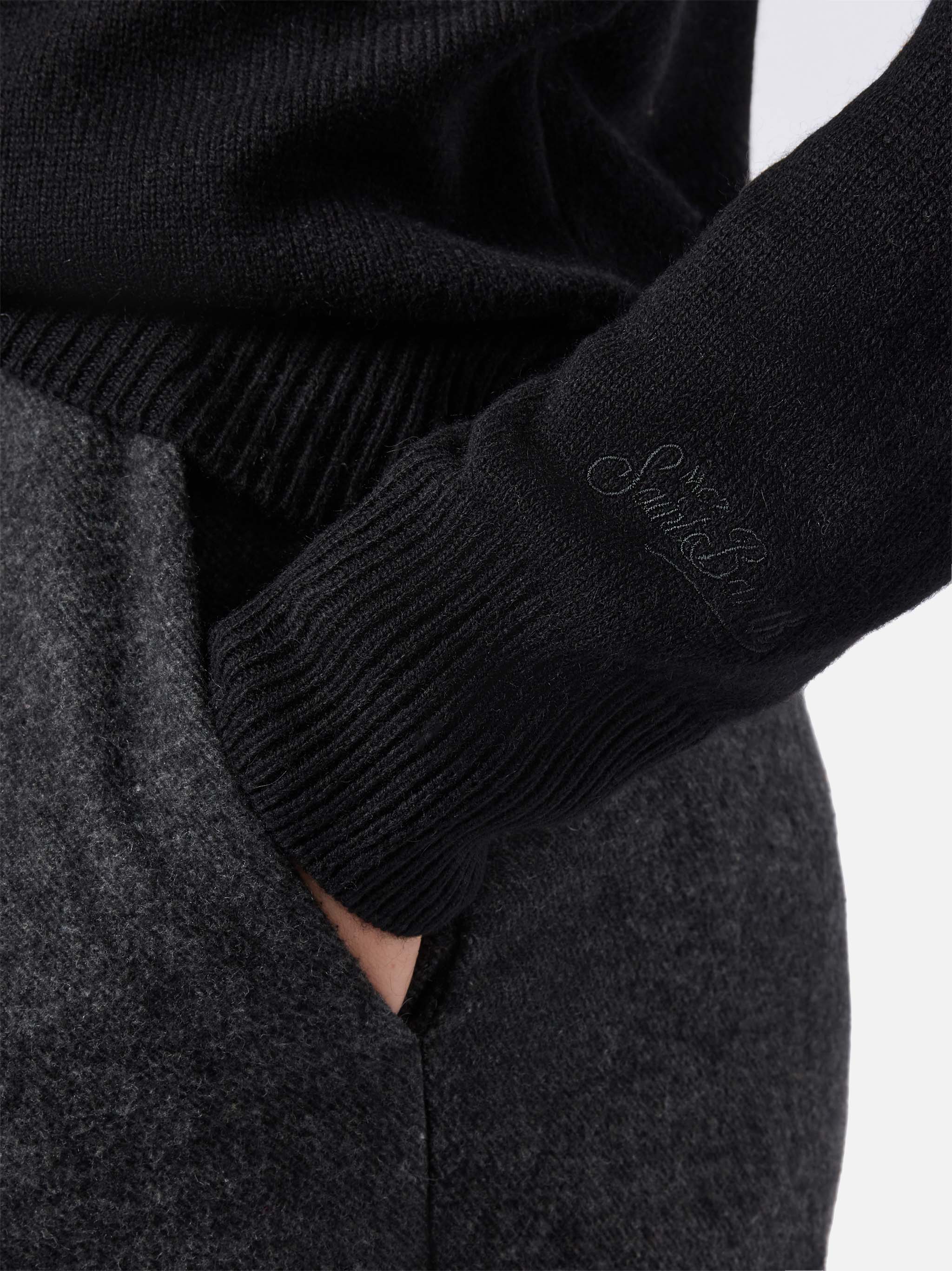 New Queen cashmere-blend sweater in black with Scelgo sempre quello sbagliato embroidery - Image 4
