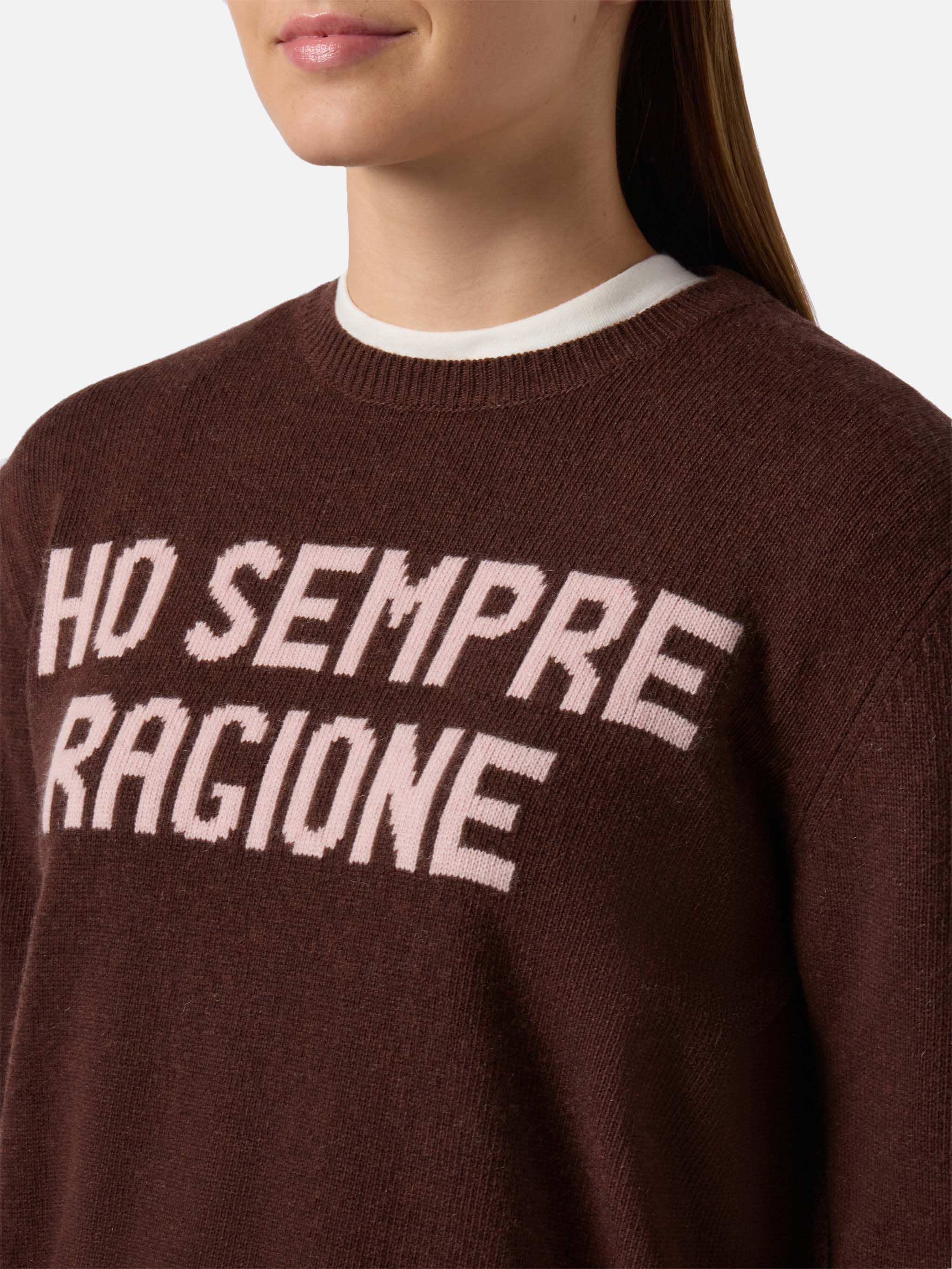 New Queen cashmere-blend sweater in brown with Ho sempre ragione jacquard - Image 2