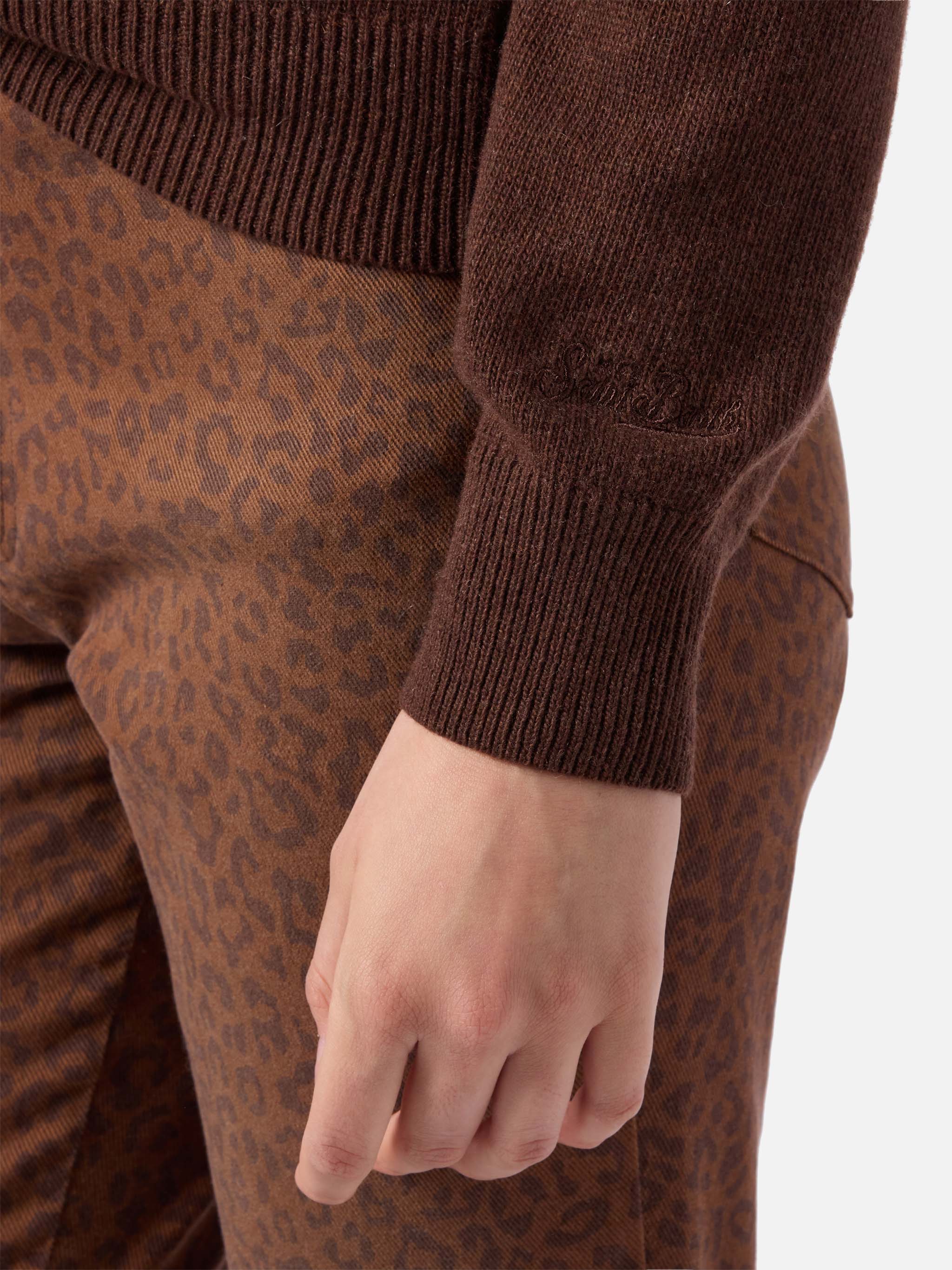 New Queen cashmere-blend sweater in brown with Ho sempre ragione jacquard - Image 4