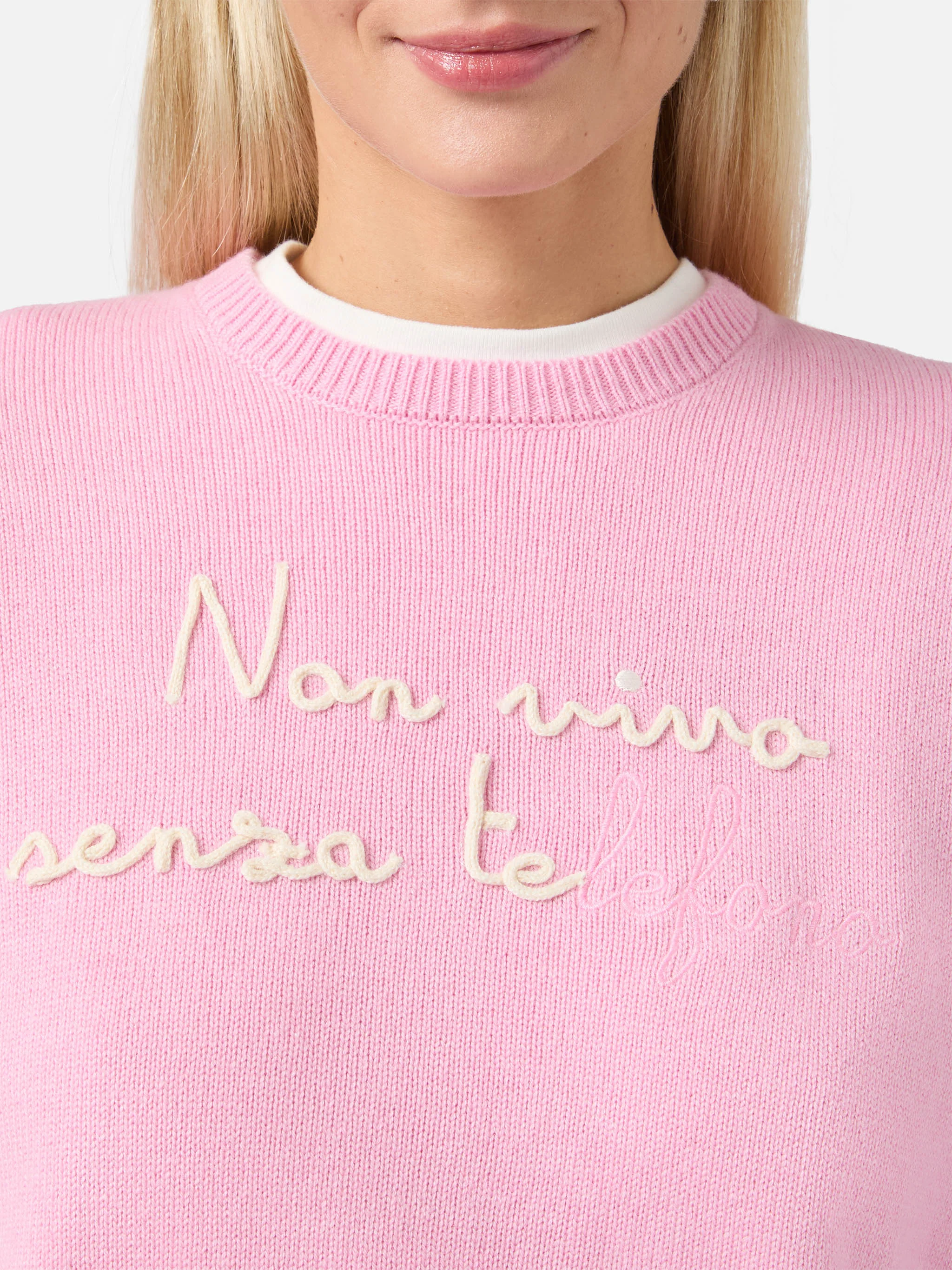 New Queen cashmere-blend sweater in pink with Non vivo senza te(lefono) embroidery - Image 2