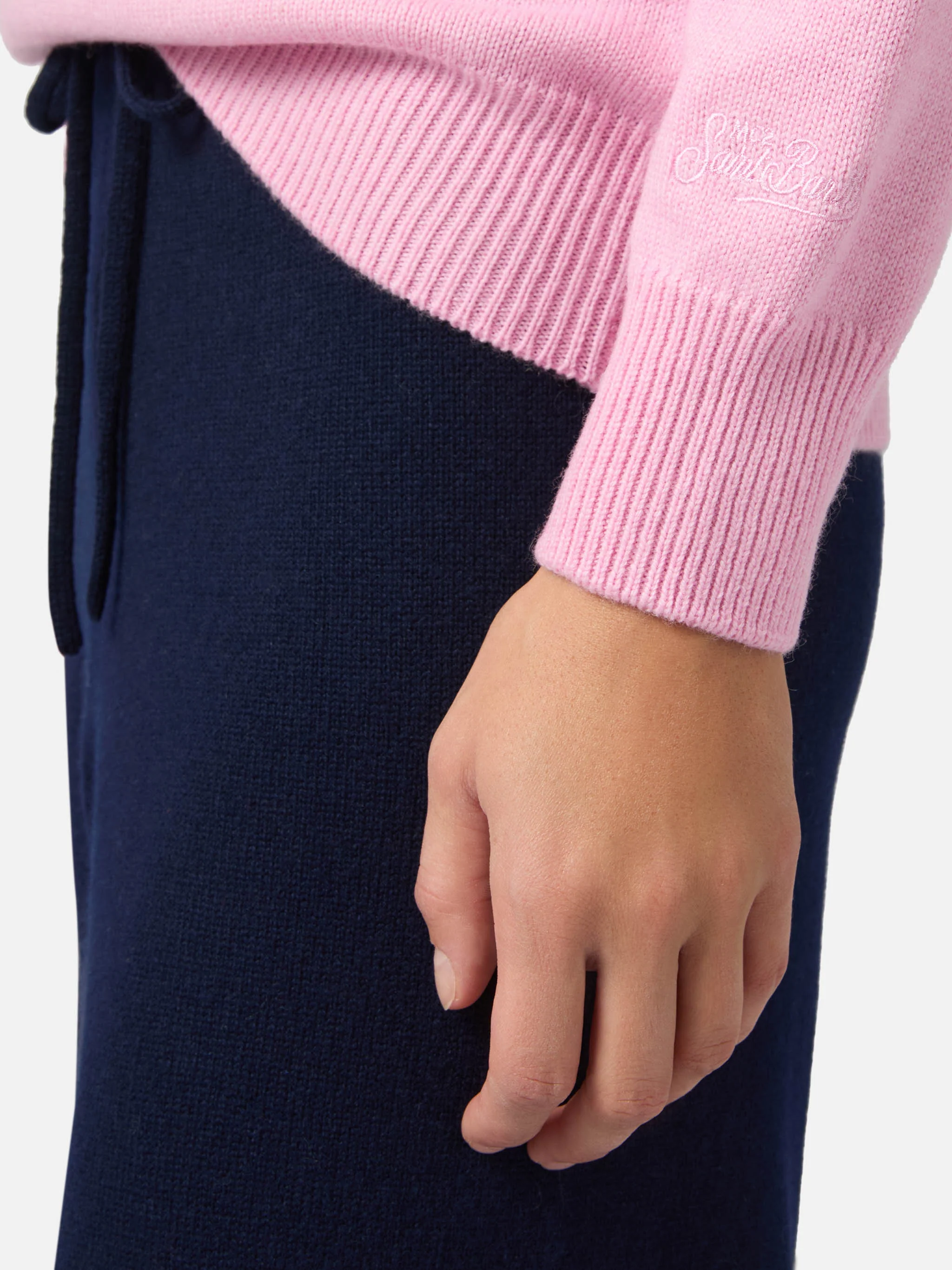 New Queen cashmere-blend sweater in pink with Non vivo senza te(lefono) embroidery - Image 4