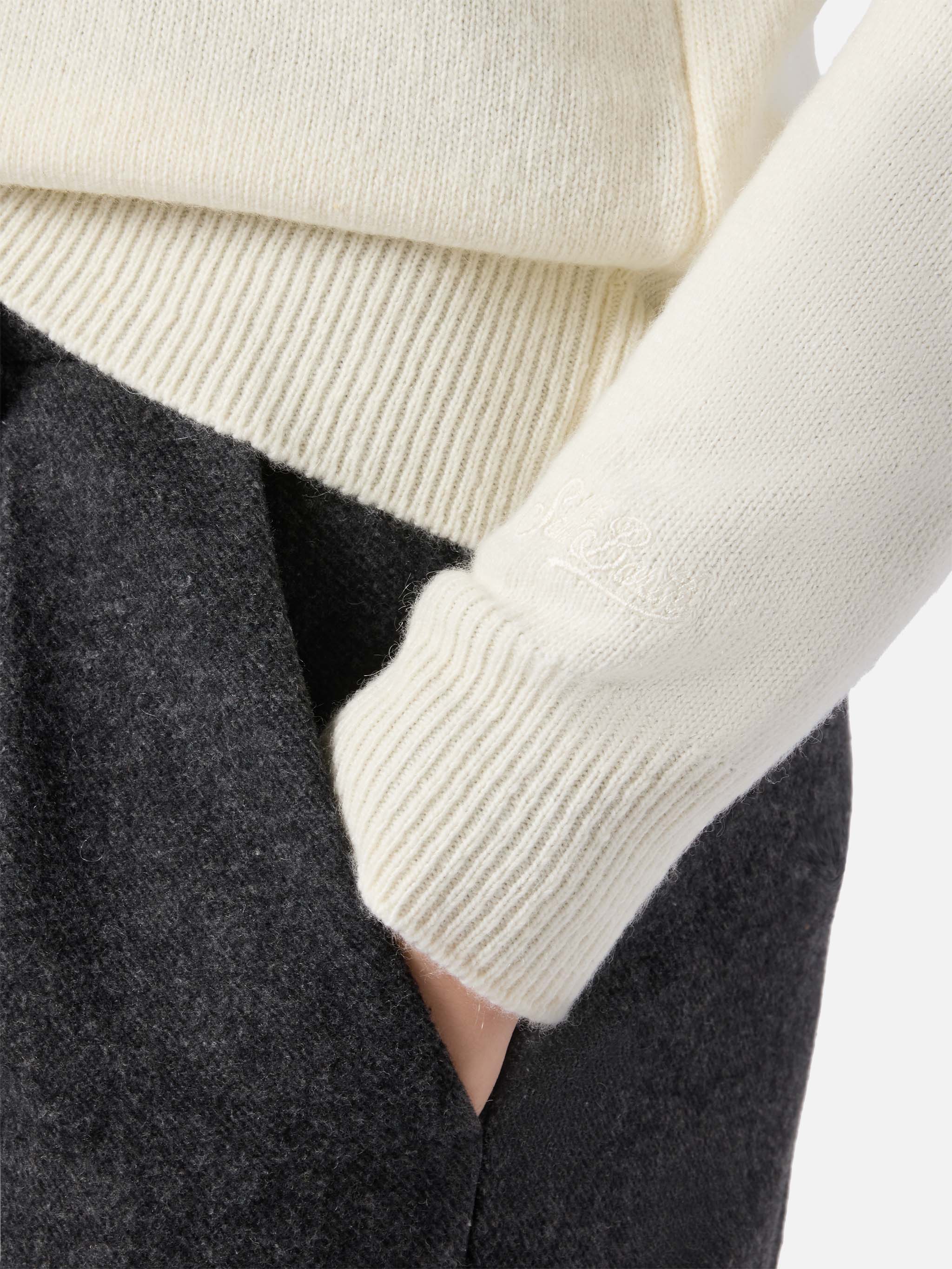New Queen cashmere-blend sweater in white with Gossip Girl lurex embroidery - Image 3