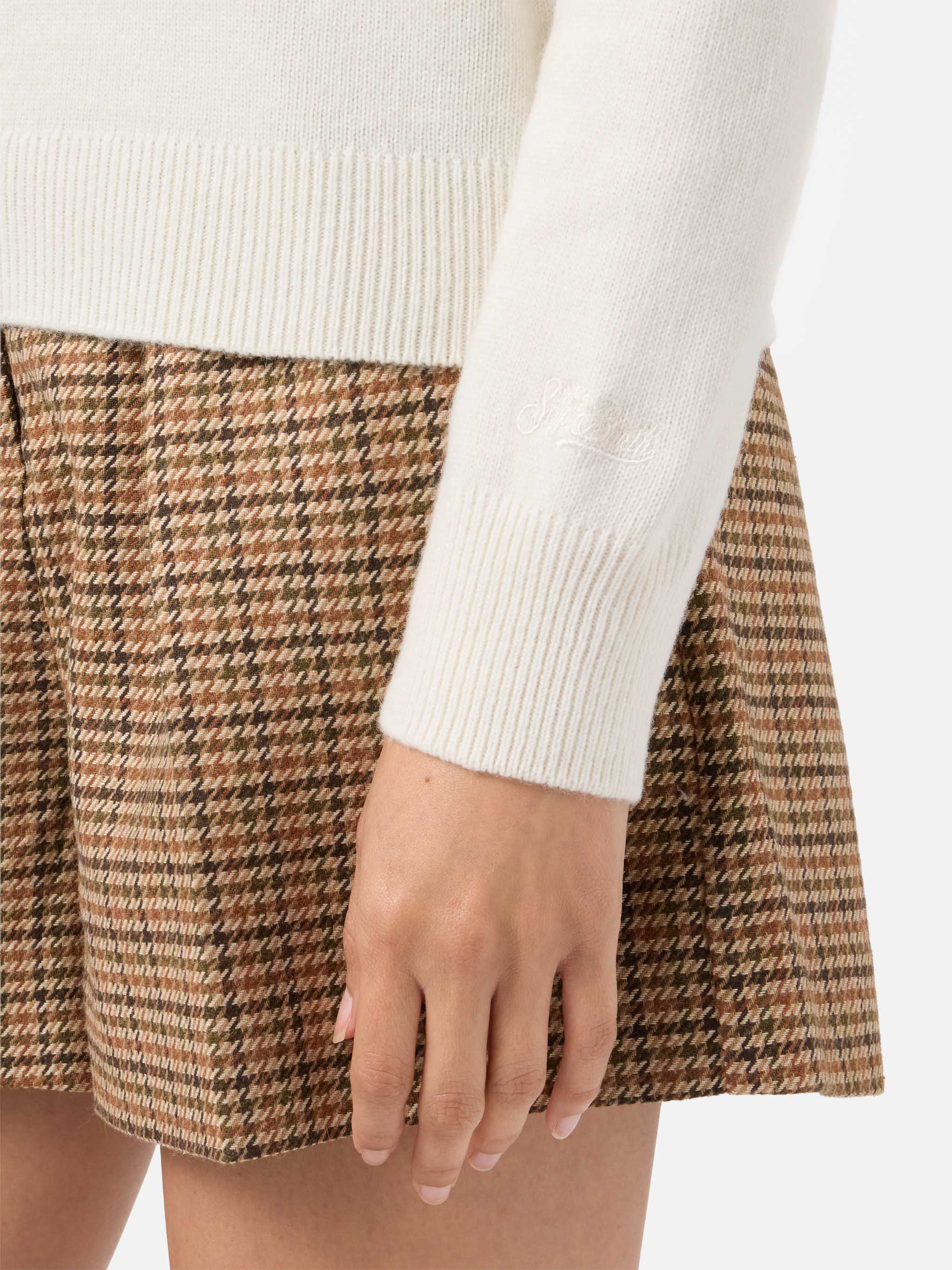New Queen cashmere-blend crewneck in white with Vacanze di Natale jacquard | VACANZE DI NATALE SPECIAL EDITION - Image 4