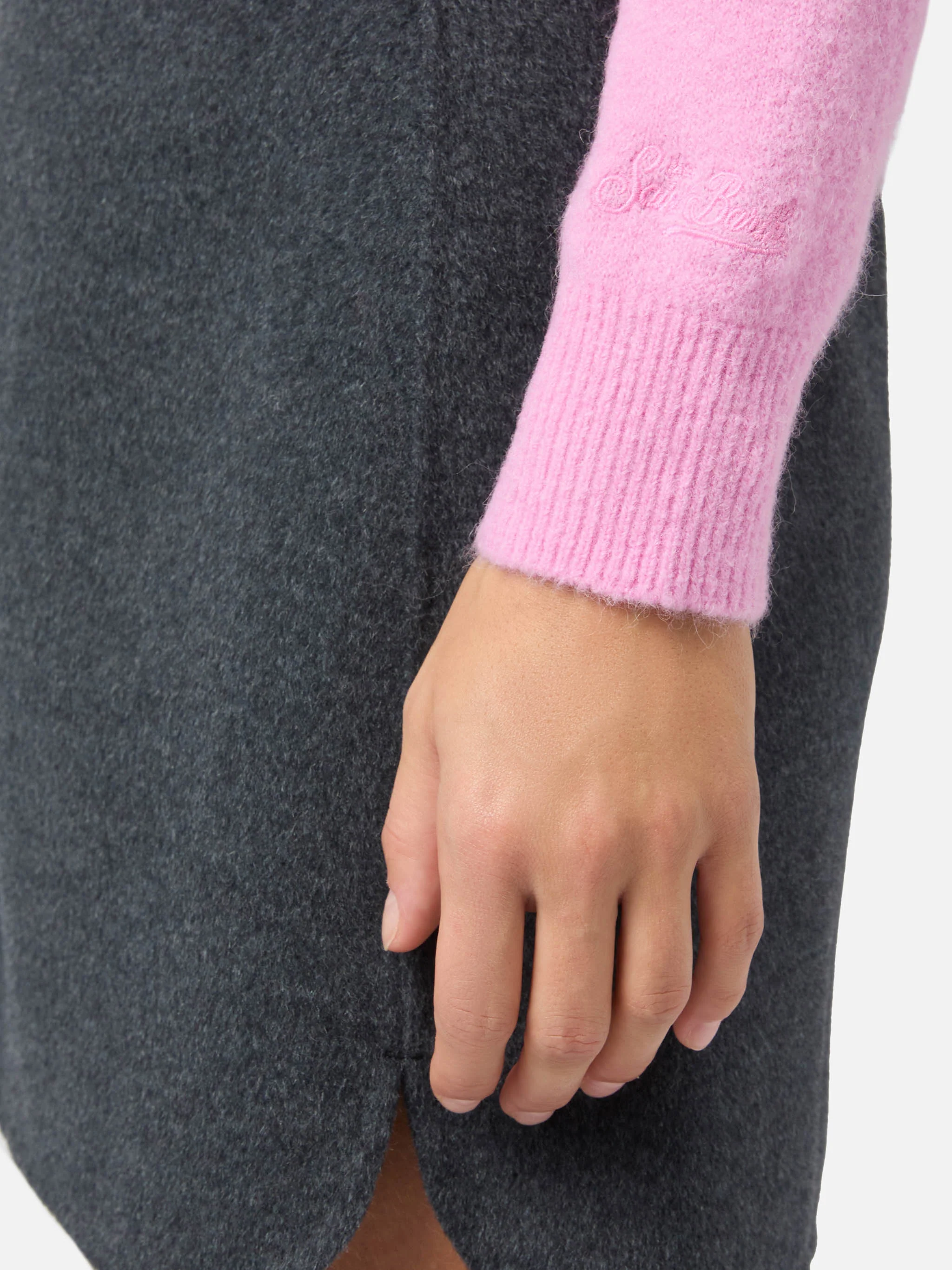 New Queen stretch sweater in merino-wool and alpaca blend in pink with Best Mum jacquard - Image 5