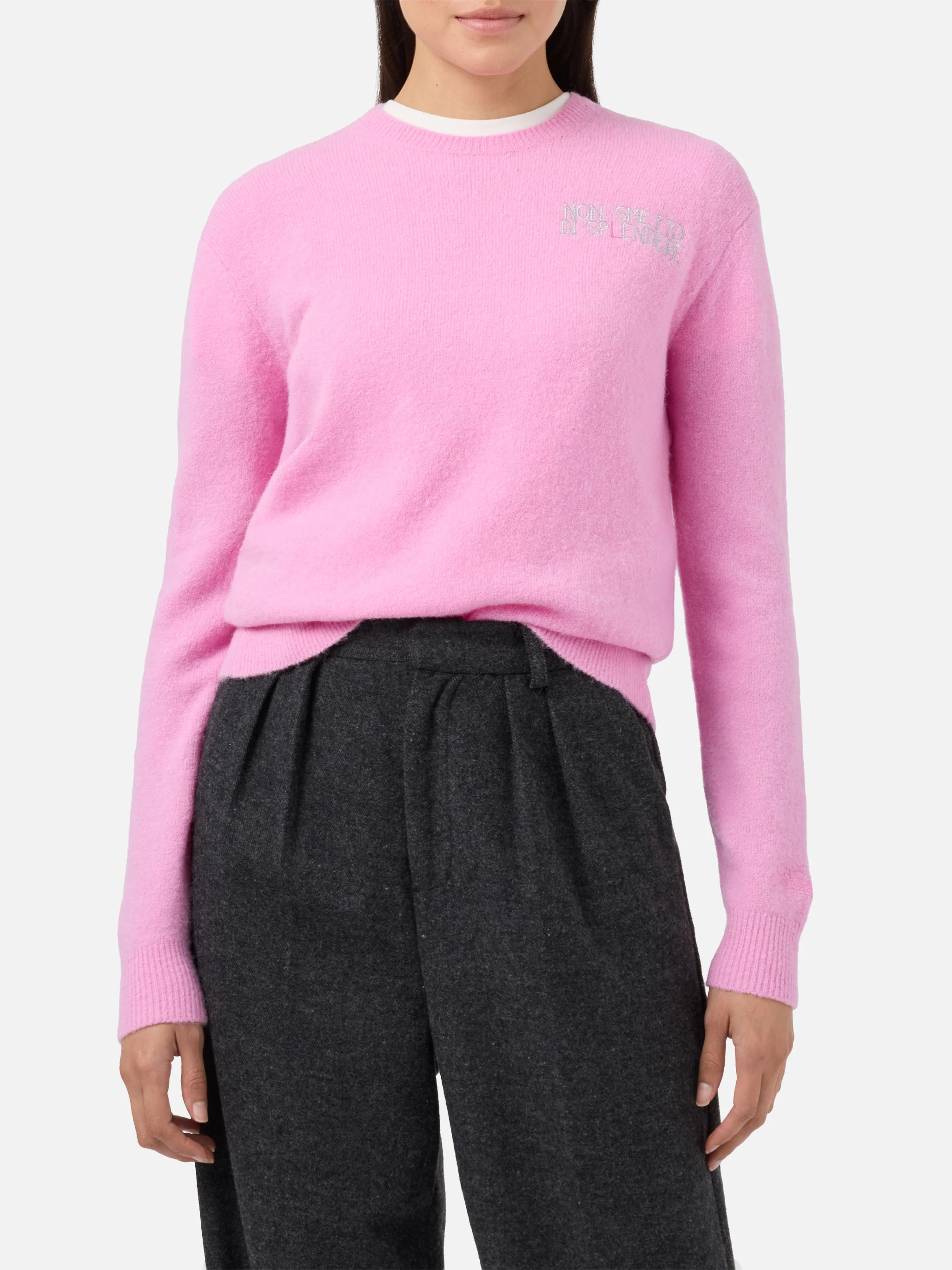 New Queen stretch sweater in merino-wool and alpaca blend in pink with Non smetto di sp(l)endere embroidery