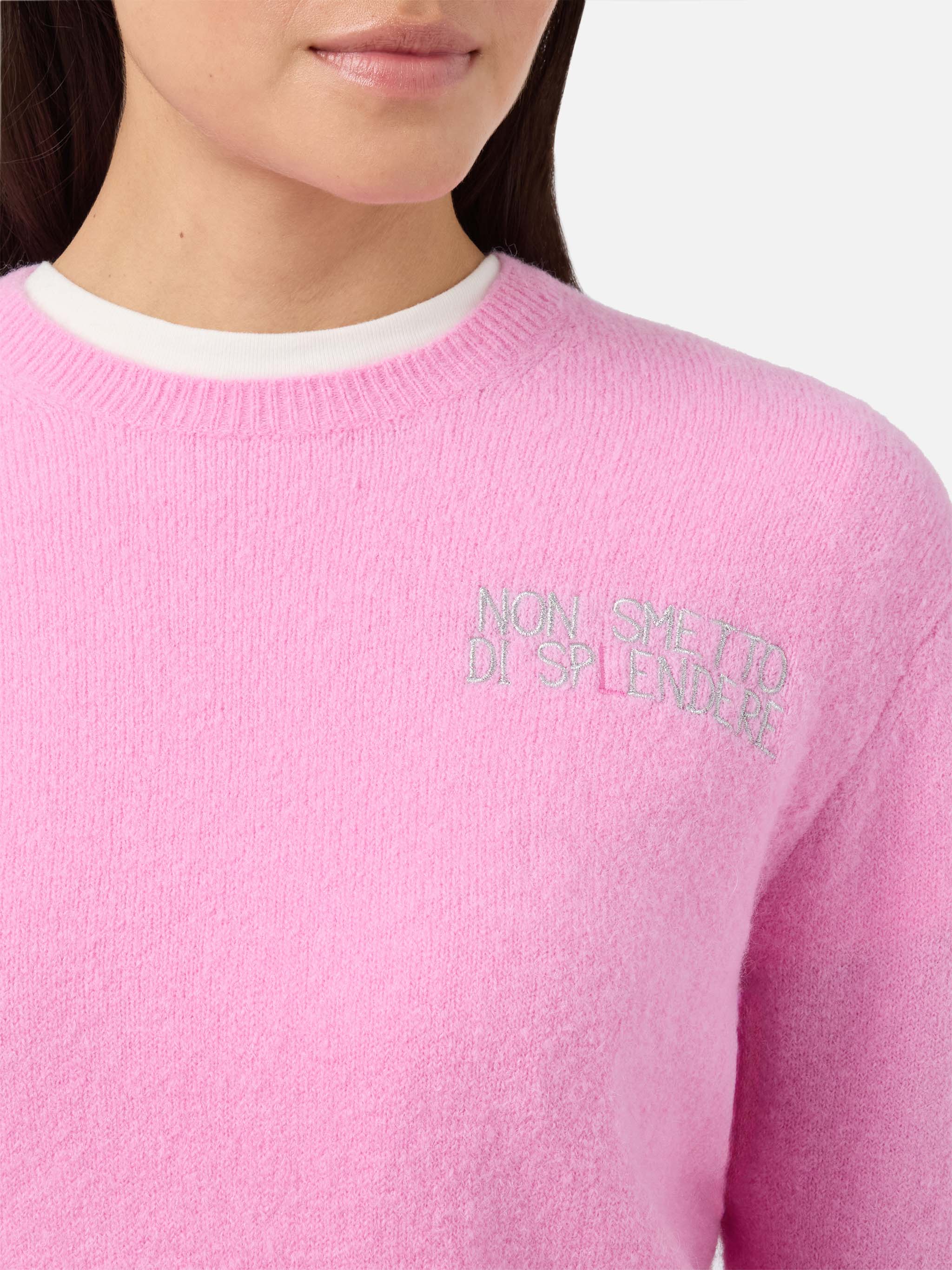New Queen stretch sweater in merino-wool and alpaca blend in pink with Non smetto di sp(l)endere embroidery - Image 2