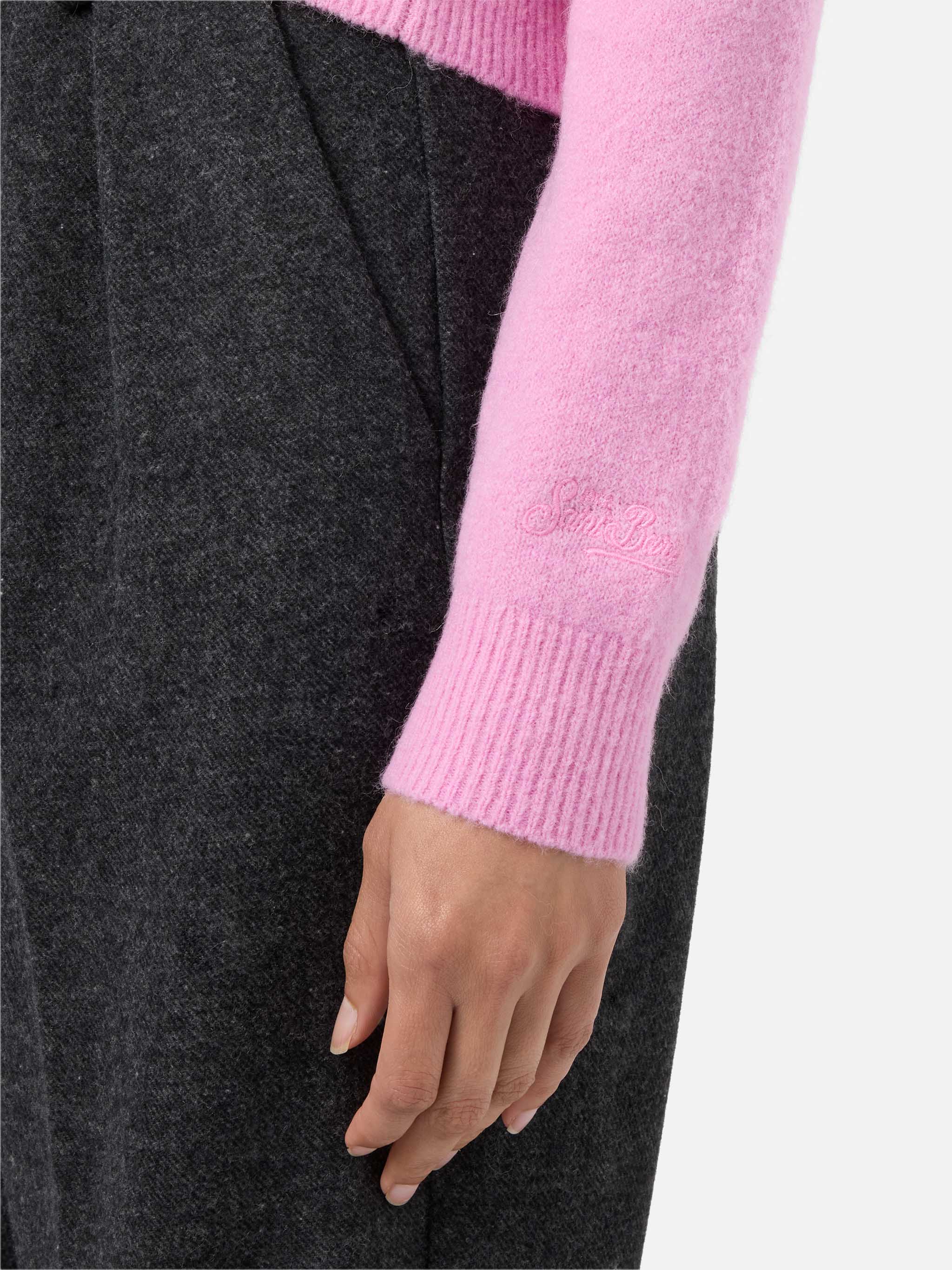 New Queen stretch sweater in merino-wool and alpaca blend in pink with Non smetto di sp(l)endere embroidery - Image 4