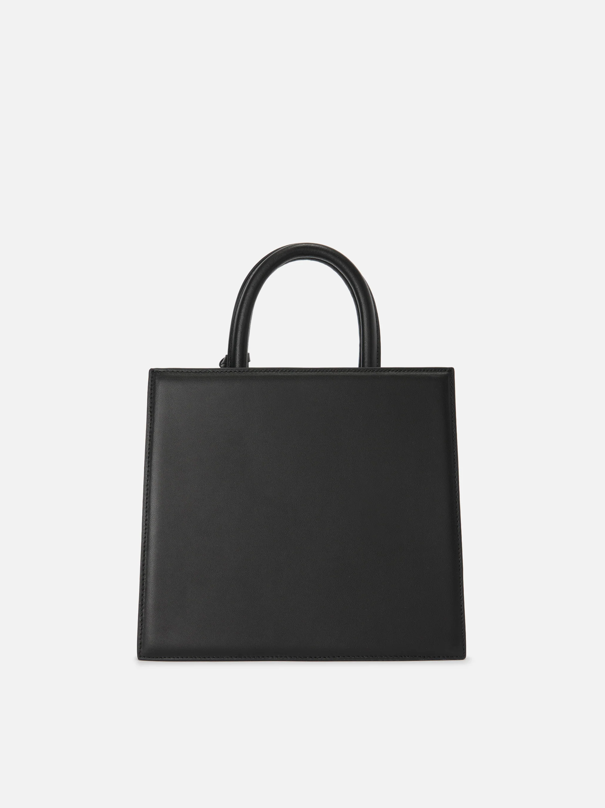 Structured Shop Midi bag in black smooth leather with metal tag - Image 3