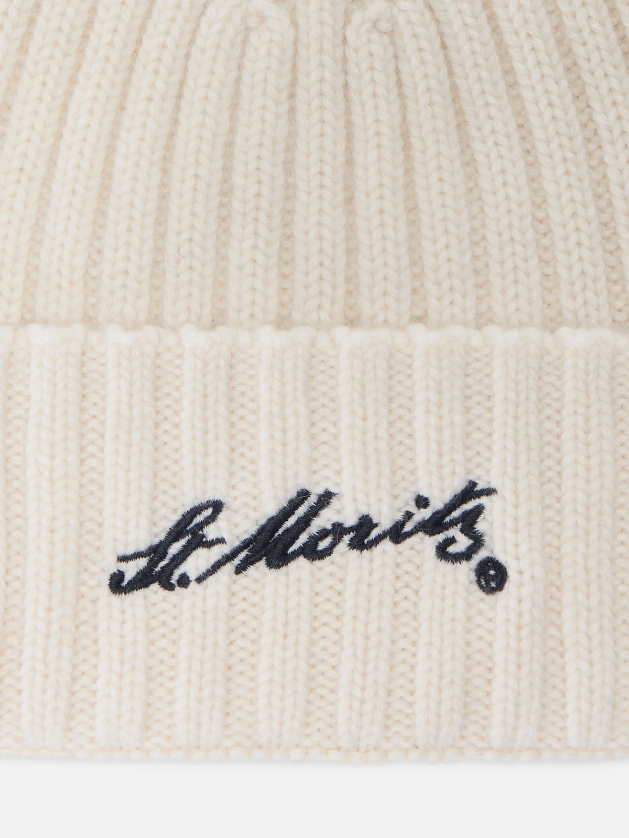 Wengen beanie in cashmere in white with St. Moritz embroidery - Image 2