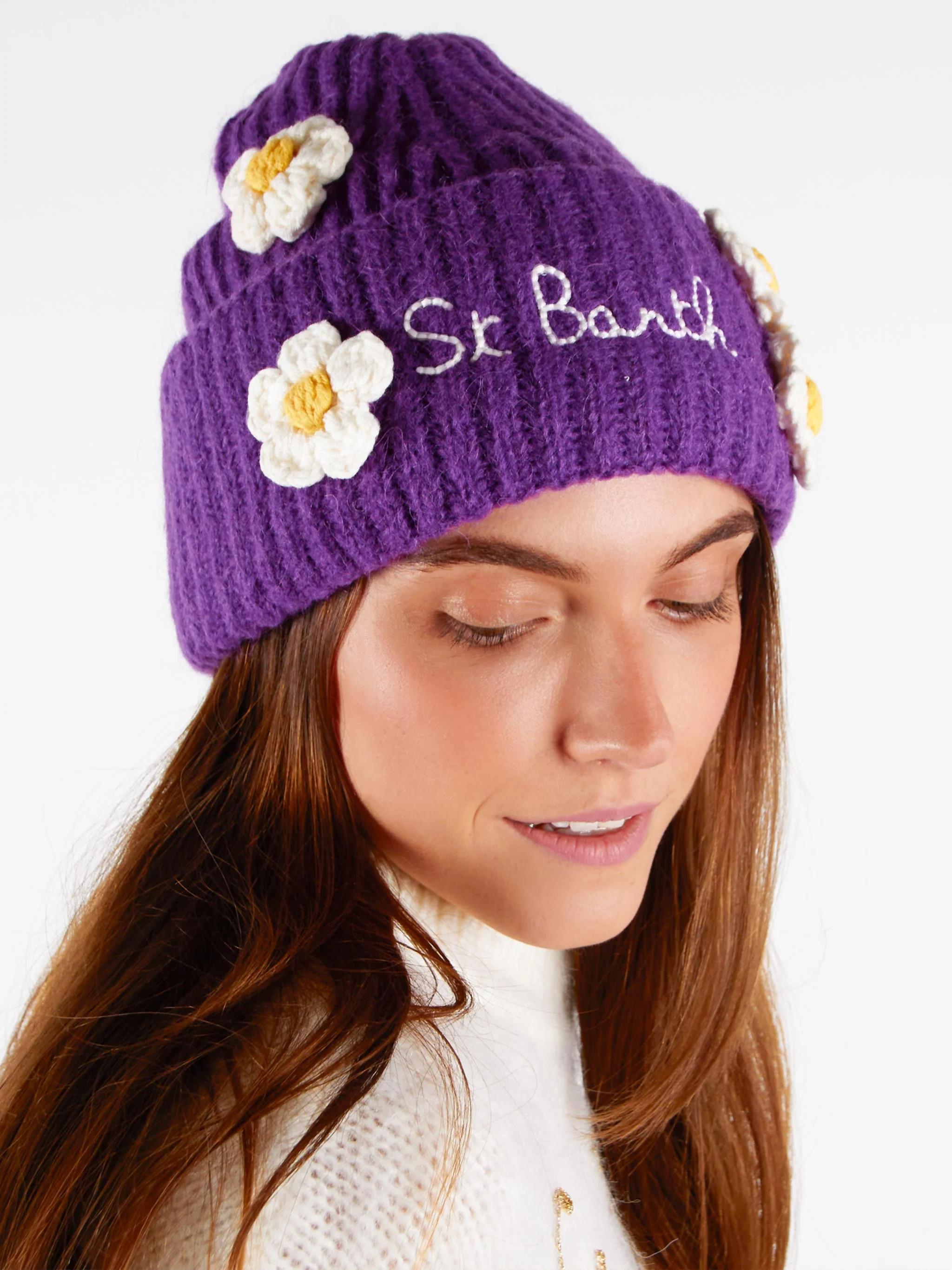 Wengen Soft purple beanie with daisy appliqués - Image 4
