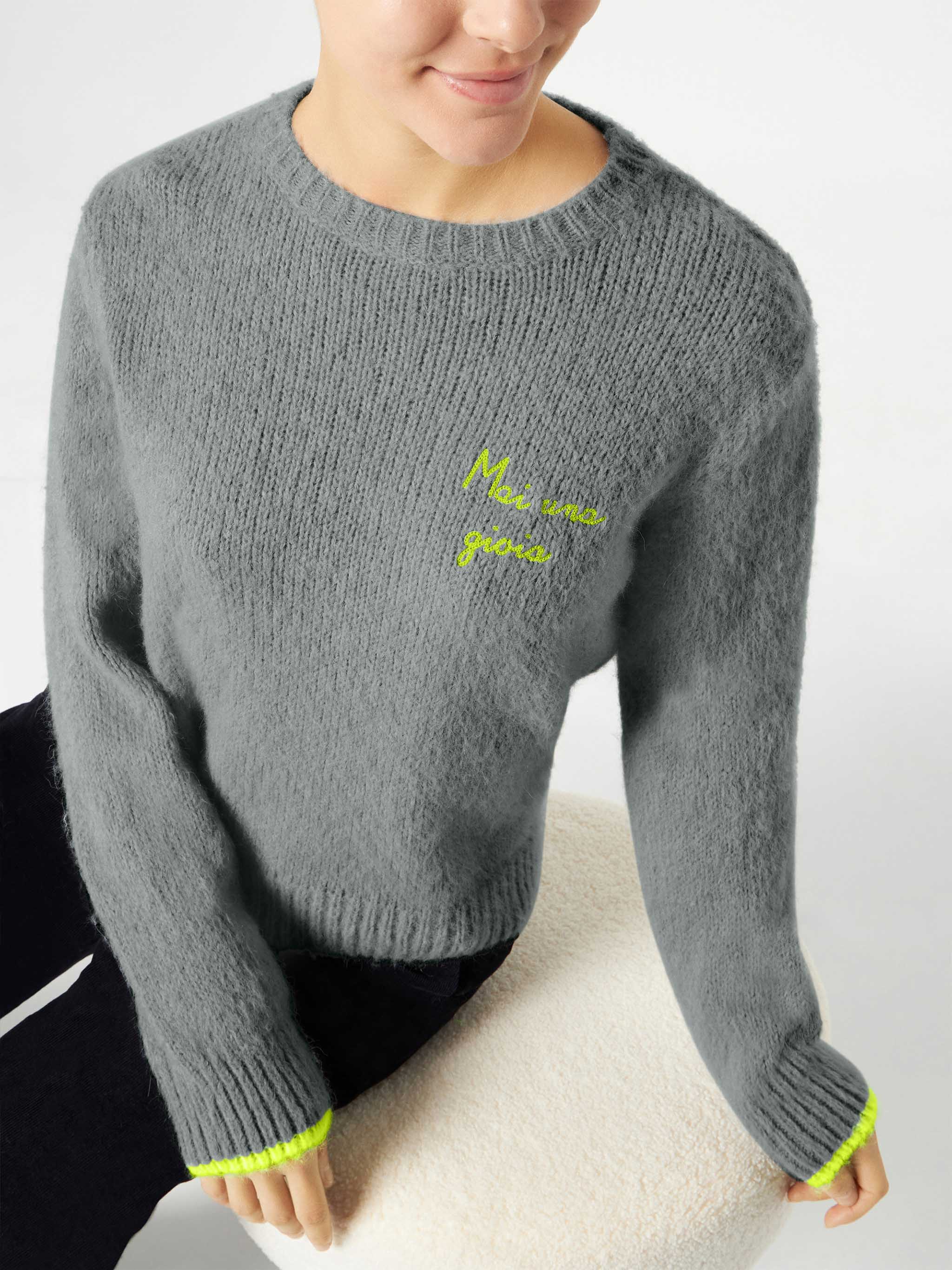 New Queen grey brushed sweater with embroidery