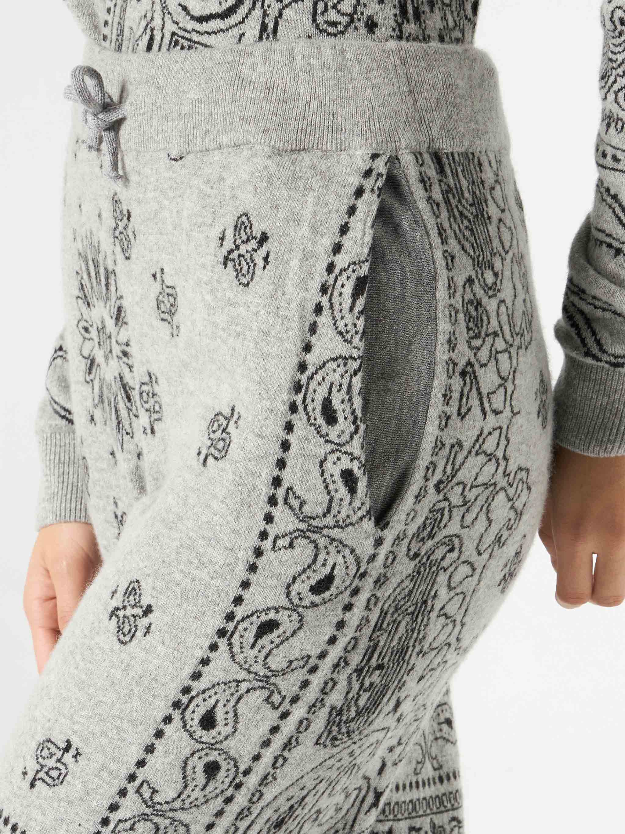 Knitted sweatpants Charlie with grey bandana print - Image 4