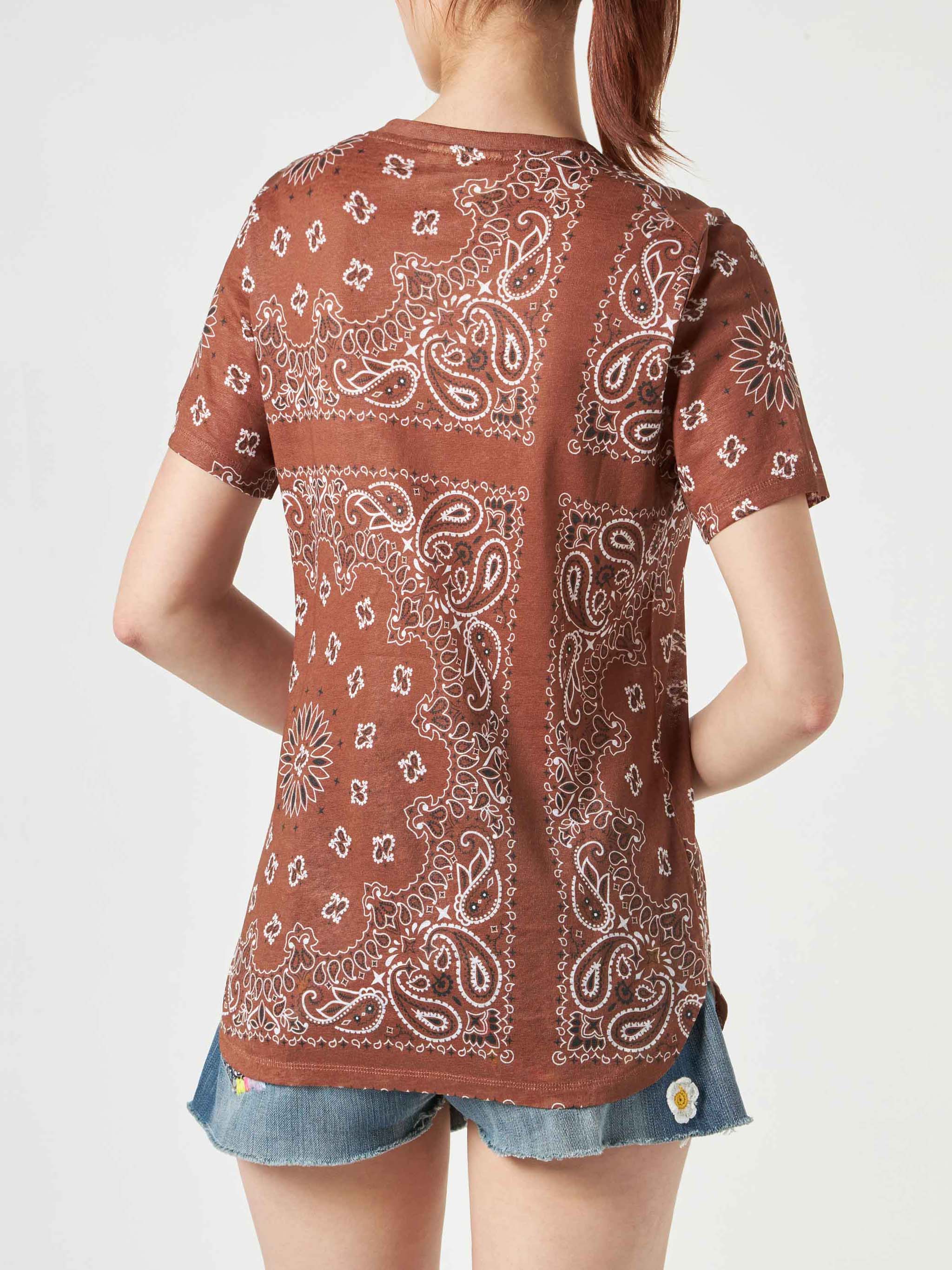 Brown Scarlett linen t-shirt with bandana print - Image 3