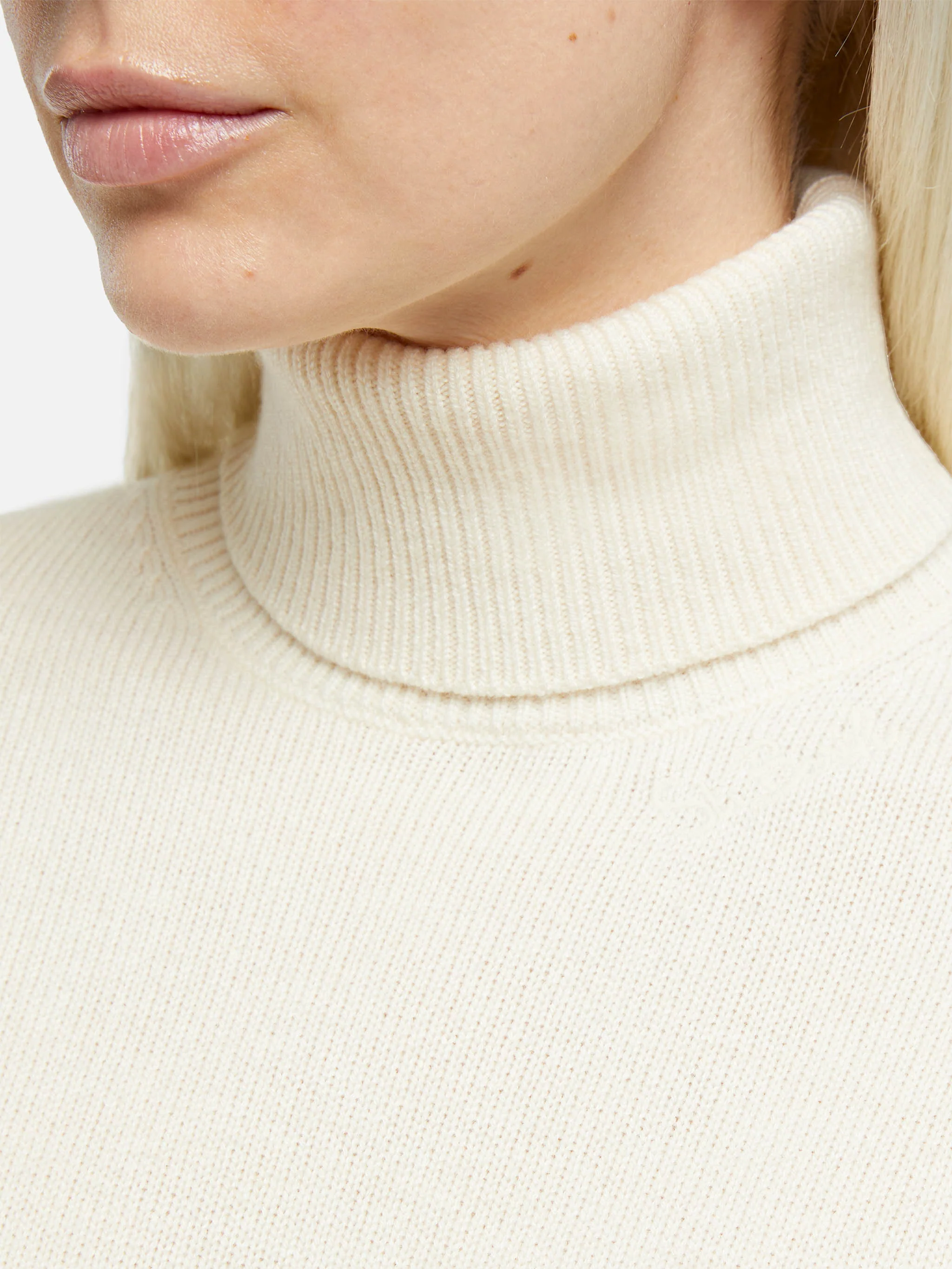 White turtleneck Moody in BLENDED CASHMERE - Image 2